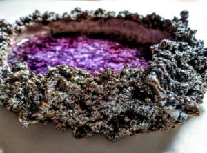 recipiente de cerámica decorado con cristales fundidos