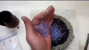 recipiente de cerámica decorado con cristales fundidos