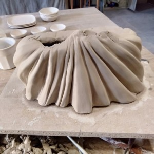 curso de cerámica proceso de modelado menina de cerámica