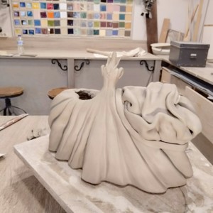 escuela de cerámica proceso de modelado menina de cerámica