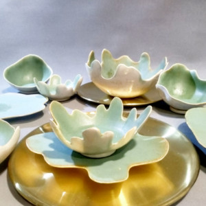 cuencos y plato de cerámica clases de cerámica